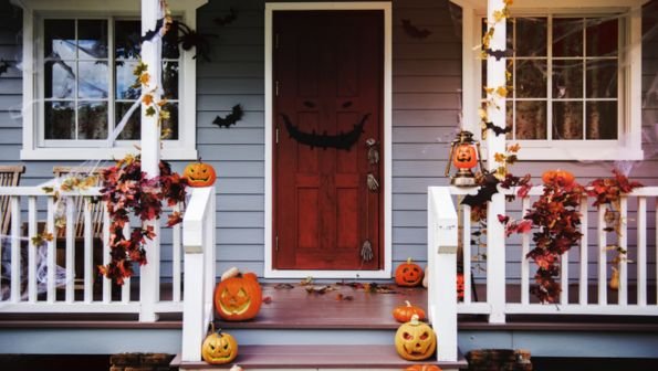 haunted hayride, haunted houses in mississippi, image of a halloween decorated porch