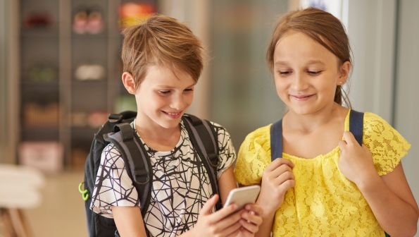 bark jr, online safety for school kids, kids on phone